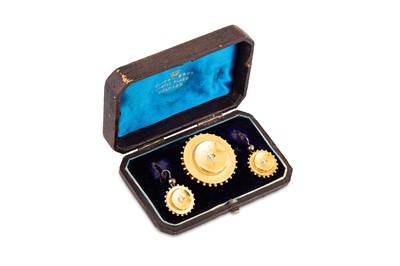 Lot 148 - AN ANTIQUE SUITE OF A DIAMOND SET BROOCH AND...