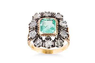 Lot 185 - AN ANTIQUE STYLE DIAMOND AND EMERALD CLUSTER...