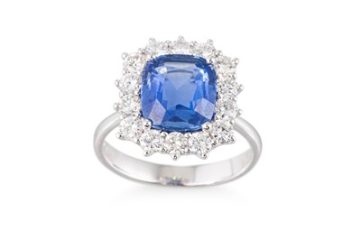 Lot 324 - A SAPPHIRE AND DIAMOND CLUSTER RING, the...