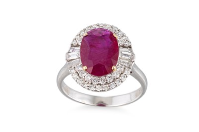 Lot 358 - A RUBY AND DIAMOND SET CLUSTER RING, the oval...