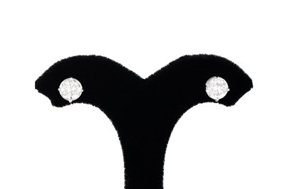 Lot 366 - A PAIR OF DIAMOND STUD EARRINGS, the brilliant...
