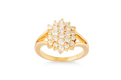 Lot 386 - A DIAMOND CLUSTER RING, the brilliant cut...
