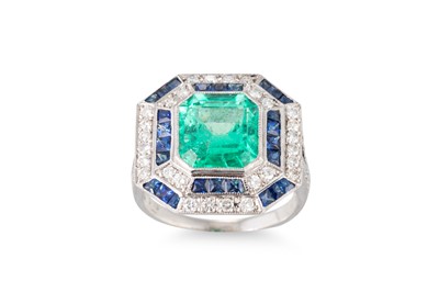 Lot 388 - AN EMERALD, SAPPHIRE AND DIAMOND CLUSTER RING,...
