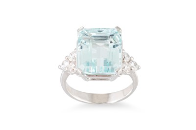 Lot 402 - AN AQUAMARINE SINGLE STONE RING, to diamond...