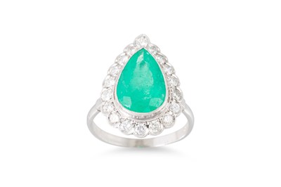 Lot 403 - AN EMERALD AND DIAMOND CLUSTER RING, the...