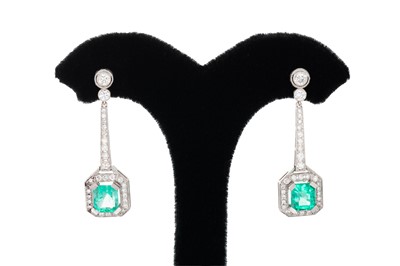 Lot 404 - A PAIR OF EMERALD AND DIAMOND DROP EARRINGS,...