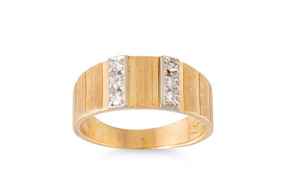 Lot 326 - A 14CT YELLOW GOLD RING, set with two rows of...