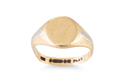 Lot 334 - A VINTAGE 9CT GOLD SIGNET RING, 4.4 g.