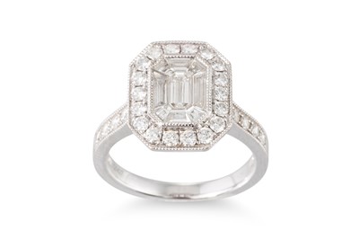 Lot 364 - A DIAMOND CLUSTER RING, set with trapeze and...