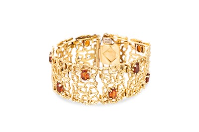 Lot 199 - AN 18CT YELLOW GOLD AND CITRINE SET CUFF...