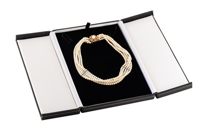 Lot 351 - A FIVE STRANDED CULTURED PEARL CHOKER NECKLACE,...