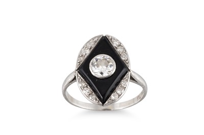Lot 271 - AN ART DECO DIAMOND RING, the centre old cut...