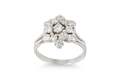 Lot 341 - A VINTAGE DIAMOND CLUSTER RING, mounted in...