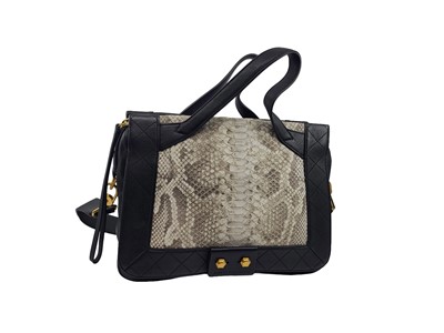 Lot 559 - A MARC JACOB HANDBAG, black leather box bag...