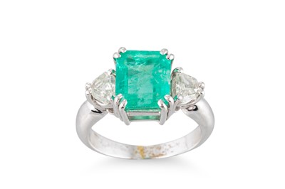 Lot 276 - AN EMERALD AND DIAMOND RING, the rectangular...