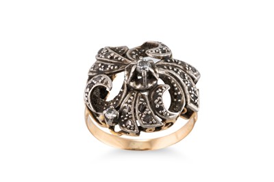 Lot 280 - AN ANTIQUE DIAMOND CLUSTER RING, the single &...