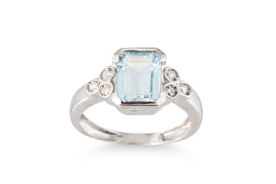 Lot 289 - AN AQUAMARINE AND DIAMOND RING, the...