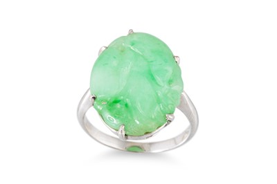 Lot 35 - A JADE SET RING, mounted in platinum, size K