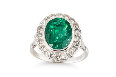 Lot 39 - AN EMERALD AND DIAMOND SET CLUSTER RING, the...