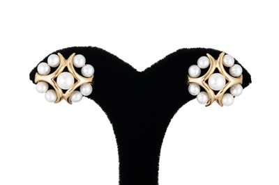 Lot 90 - A PAIR OF CULTURED PEARL SET CLUSTER EARRINGS,...