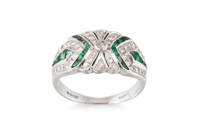Lot 117 - A DIAMOND AND EMERALD SET RING, the old cut...