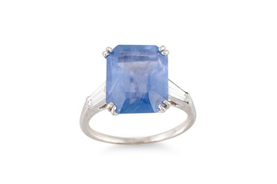 Lot 228 - A SAPPHIRE SINGLE STONE RING, the rectangular...