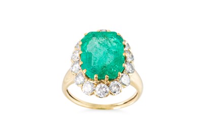 Lot 232 - AN EMERALD AND DIAMOND CLUSTER RING, the...