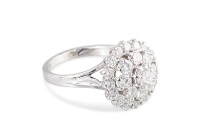 Lot 233 - A DIAMOND CLUSTER RING, of circular form, the...