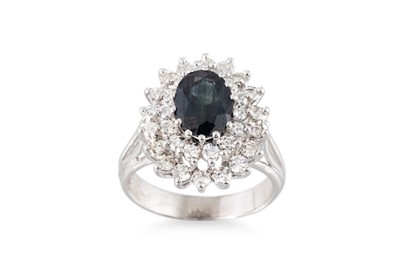 Lot 247 - A DIAMOND AND SAPPHIRE CLUSTER RING, the oval...