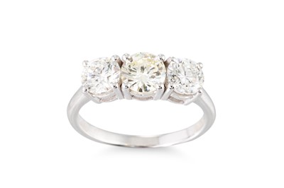 Lot 248 - A THREE STONE DIAMOND RING, the brilliant cut...