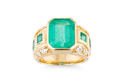 Lot 251 - AN EMERALD AND DIAMOND RING, the emerald cut...
