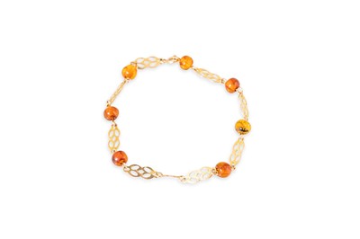 Lot 142 - AN AMBER SET BRACELET, in 14ct gold