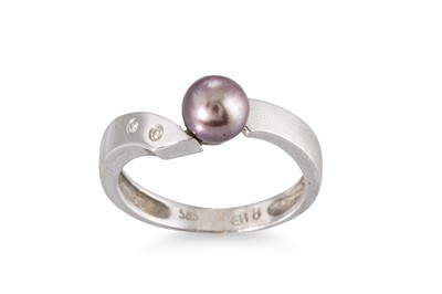 Lot 157 - A CULTURED PEARL AND DIAMOND SET RING, grey...