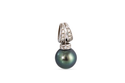 Lot 158 - A CULTURED PEARL AND DIAMOND SET PENDANT,...
