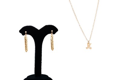 Lot 39 - A GOLD NECKLACE, with the letter 'M' attached,...