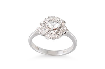 Lot 263 - A DIAMOND CLUSTER RING, the brilliant cut...