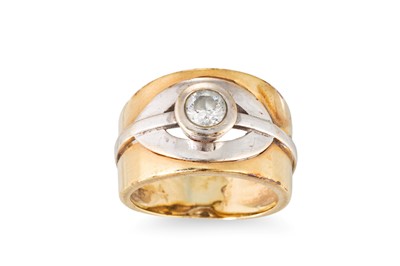 Lot 28 - A STONE SET RING, mounted in gold, 7.4 g.,...