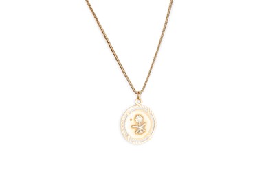 Lot 30 - AN 18CT GOLD SAUDI ARABIA MEDAL PENDANT, on an...