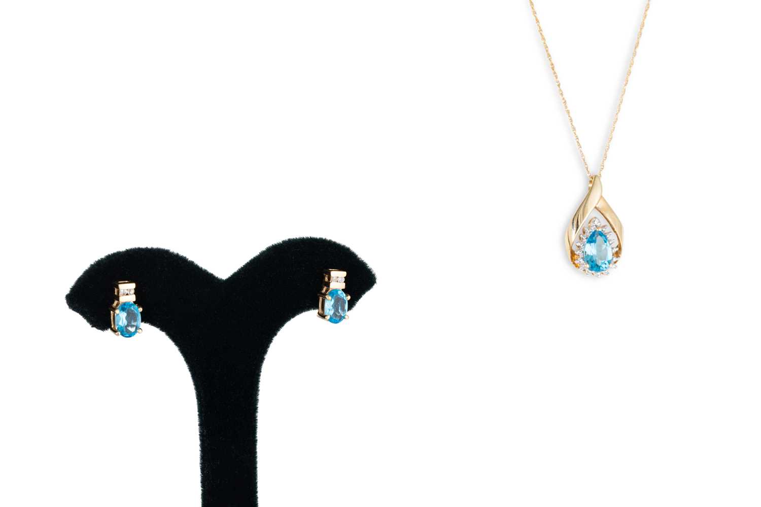 Lot 76 - A TOPAZ AND YELLOW GOLD PENDANT, a yellow gold...