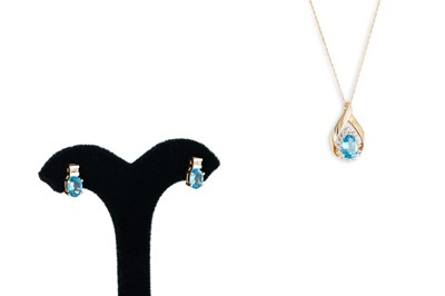 Lot 229 - A TOPAZ AND YELLOW GOLD PENDANT, a yellow gold...