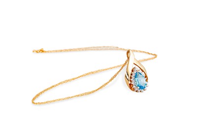 Lot 76 - A TOPAZ AND YELLOW GOLD PENDANT, a yellow gold...