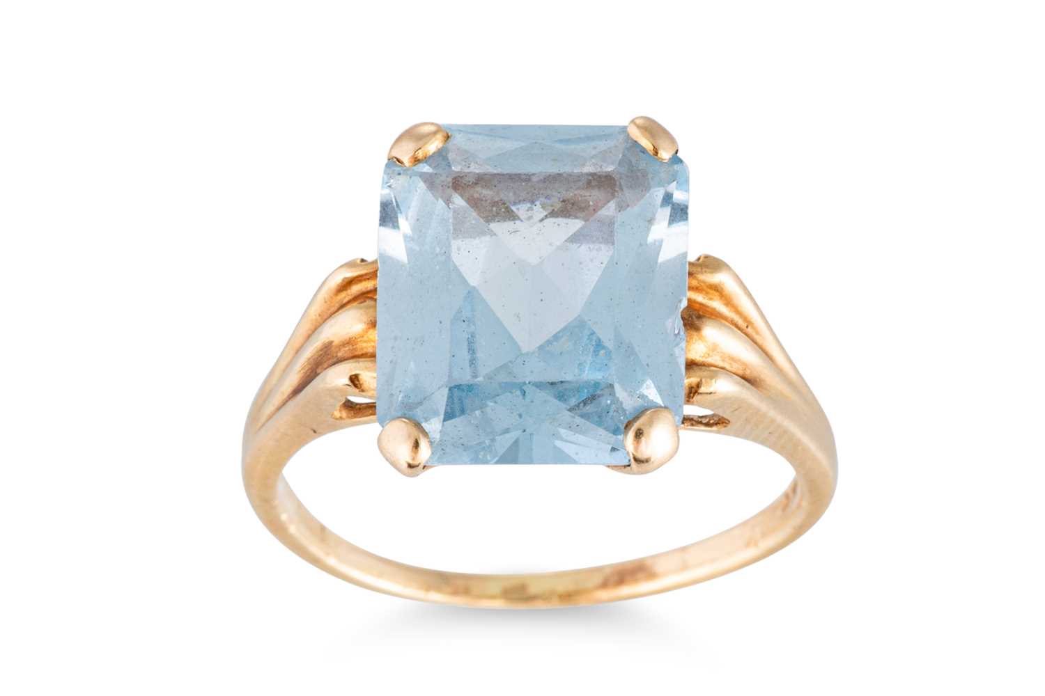 Lot 135 - A SYNTHETIC BLUE SPINEL SET DRESS RING,...