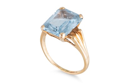 Lot 135 - A SYNTHETIC BLUE SPINEL SET DRESS RING,...