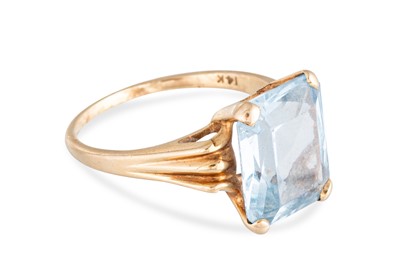 Lot 135 - A SYNTHETIC BLUE SPINEL SET DRESS RING,...