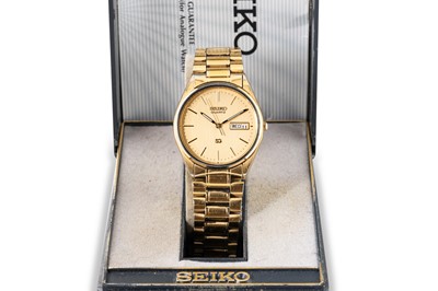 Lot 230 - A SEIKO WRISTWATCH, with day/date, baton...