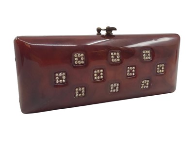 Lot 253 - A LUCITE CLUTCH BAG, brown tone