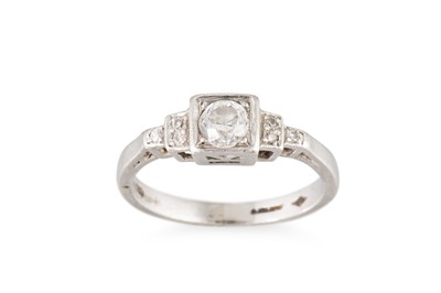 Lot 146 - AN ART DECO STYLE DIAMOND SET PLATINUM RING,...