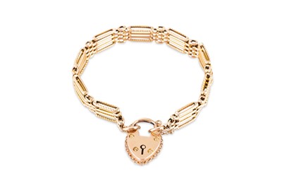 Lot 133 - AN ANTIQUE 9CT GOLD GATE LINK BRACELET,...