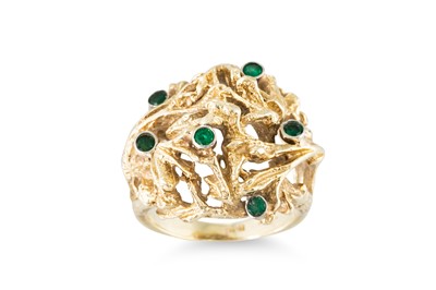 Lot 135 - A VINTAGE BRUTALIST STYLE 14CT GOLD RING, set...