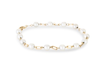 Lot 239 - A PEARL BRACELET, to 14ct gold links and clasp
